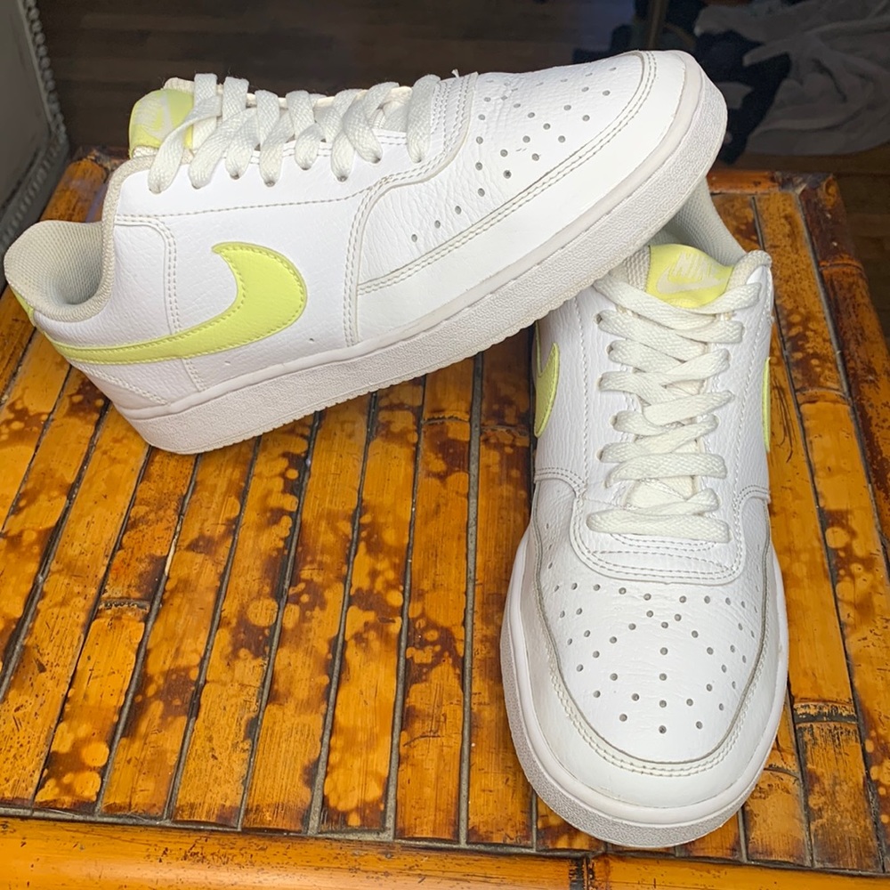 NIKE WOMENS COURT VISION LOW SNEAKER - WHITE